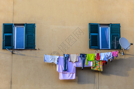 意大利热那亚市的洗衣店要晾干图片