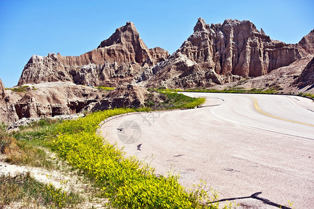 Badlands公园的弯曲道路荒地沙石形成图片