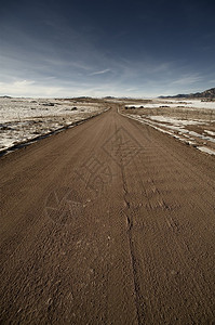 科罗拉多州的桑迪路2月在美国科罗拉多州科罗拉多斯普林斯附近十一图片