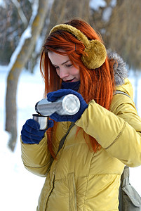 女孩在寒冷中喝咖啡图片