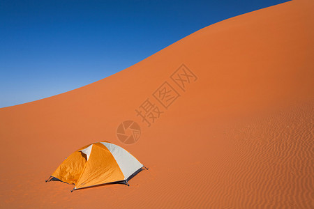帐篷和沙漠中的沙丘图片