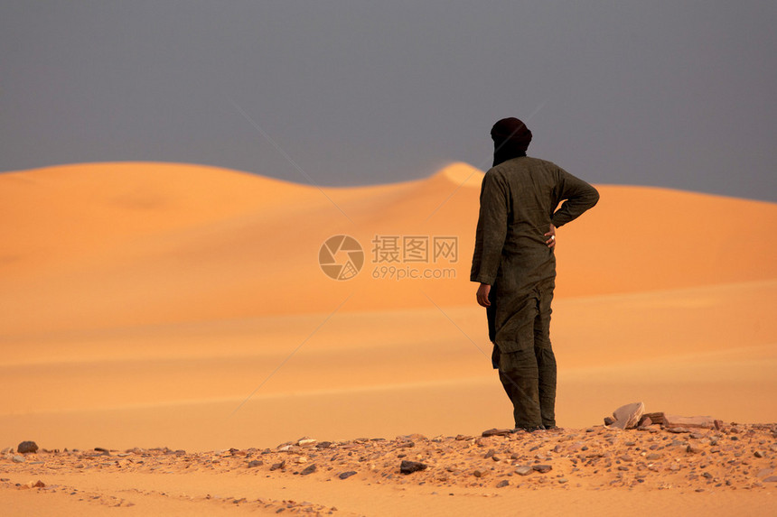 沙漠中的图阿雷格和沙丘图片
