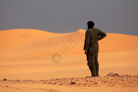 沙漠中的图阿雷格和沙丘图片