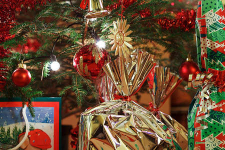 装饰圣诞树和圣诞礼盒图片