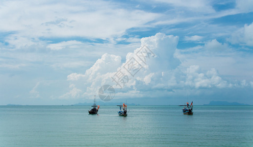 泰国黎明时的长尾船图片