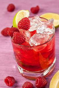 覆盆子和冰的红色饮料图片