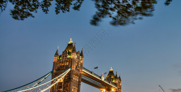 英国秋季伦敦市的颜色灯图片