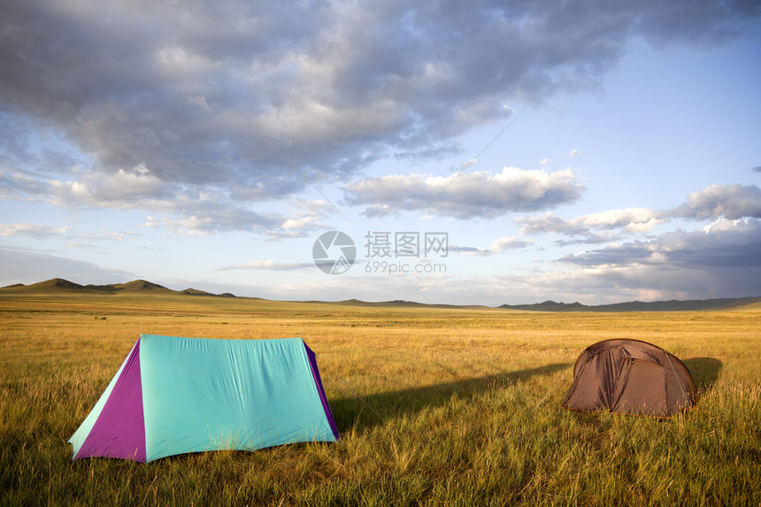 日落时在戈壁沙漠露营图片