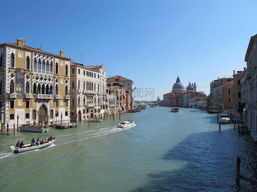 威尼斯的大运河和航行的船只图片