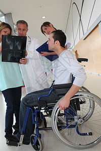 有看X射线的残疾人的医疗队图片