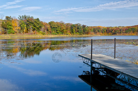秋天平静的湖面上的码头图片