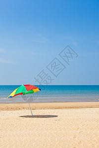 这是夏天我拍的海和滩雨伞的照片图片