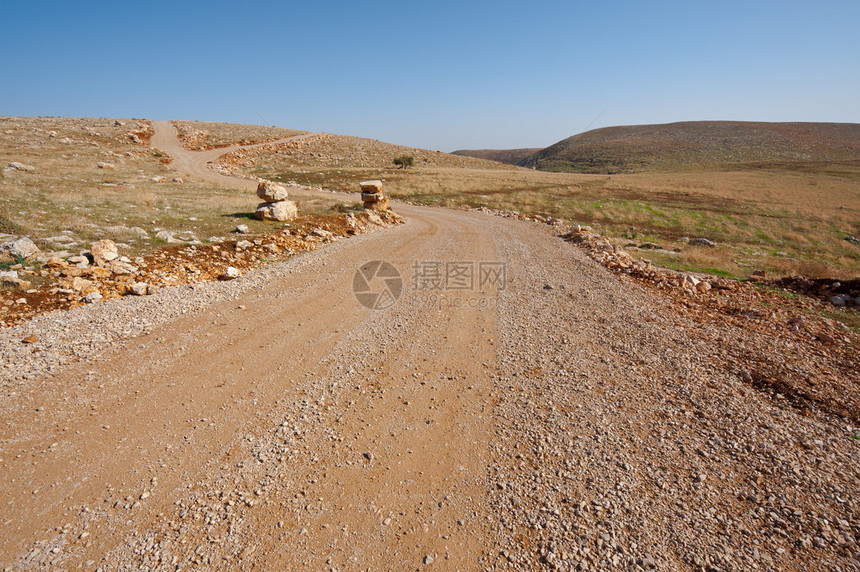 约旦河西岸Judean山的泥土路图片