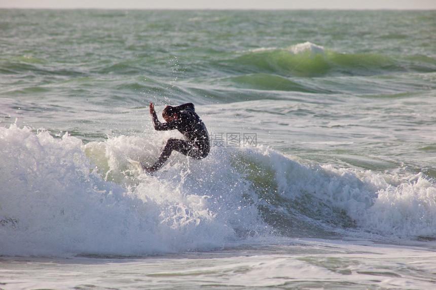 2011年2月19日在西班牙卡迪兹州圣费尔南多坎波索托海滩的Surf和bodyboardImpoxibol第二锦标赛上进行冲浪图片