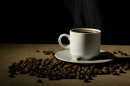 一杯带咖啡豆的热咖啡图片