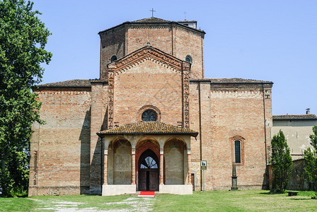 克雷莫纳SantaMariadiBressanoro中世纪教堂背景
