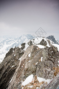 高塔特拉山与白雪皑的山峰图片