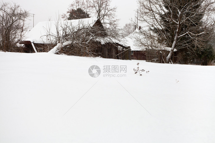 灰冬日灰色冬季村庄中埋有雪的图片