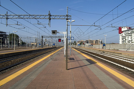 米兰火车站的火车轨道图片
