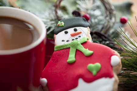 早餐上的咖啡和圣诞饼干图片