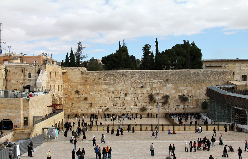 犹太教徒在哭泣的隔离墙上祈祷图片