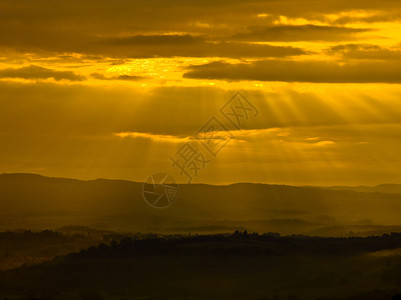托斯卡纳日落的光辉在山谷和滚图片