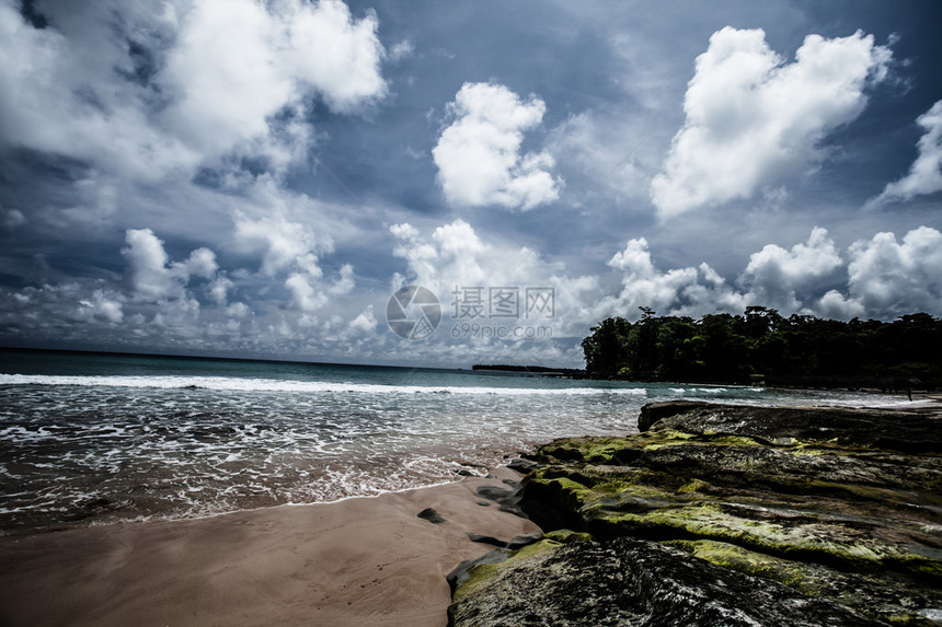 尼尔岛海滩和蓝天白云图片