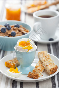 鸡蛋和玉米片的健康早餐图片