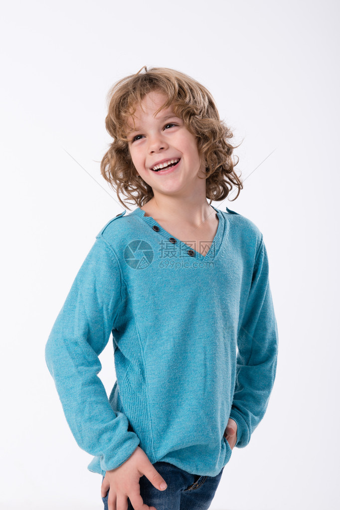 一件蓝色毛衣的小男孩图片