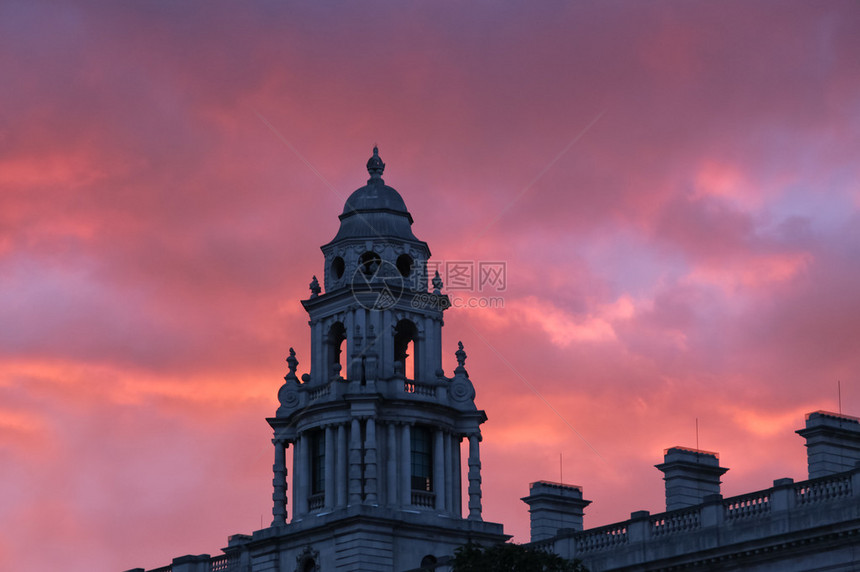 女王陛下的税收和海关大楼塔对着阴云的天空反映了英国伦图片