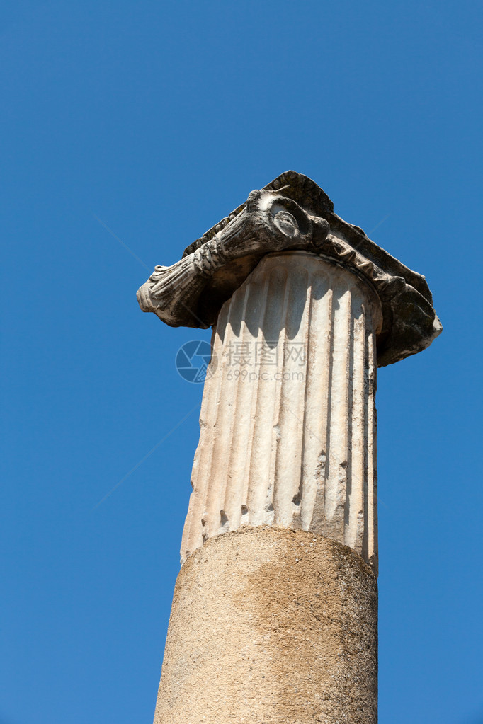 古希腊城市以弗所的离子柱图片