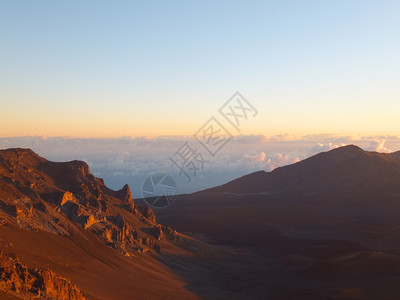 夏威夷Maui地区HaleakalaCraterer的Sun图片