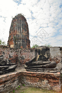 泰国Ayutthaya地区WatPhraMahath的佛像被损坏的塔图片