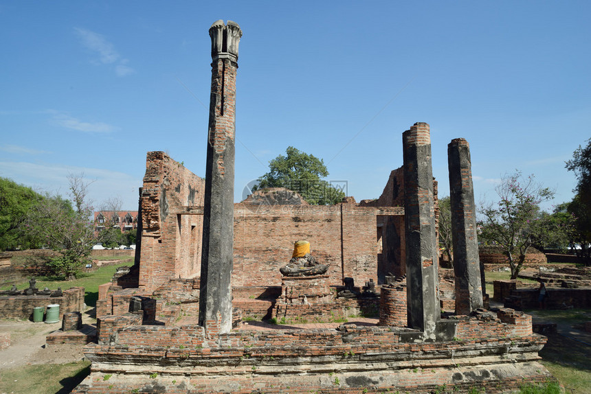 泰国Ayutthaya被毁坏的寺庙中的佛图片