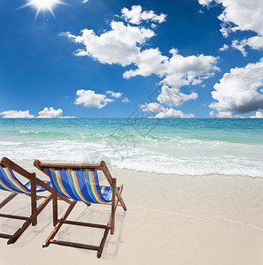 白色沙滩上的沙滩椅图片