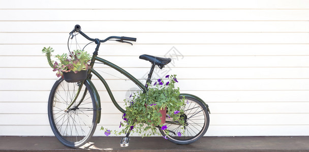 带花的旧黑色自行车图片