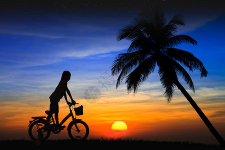 夕阳下骑自行车的剪影女儿图片