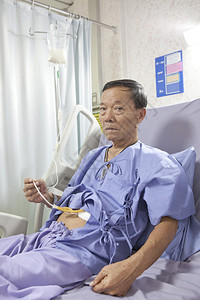 老年病人在医院床上喂图片