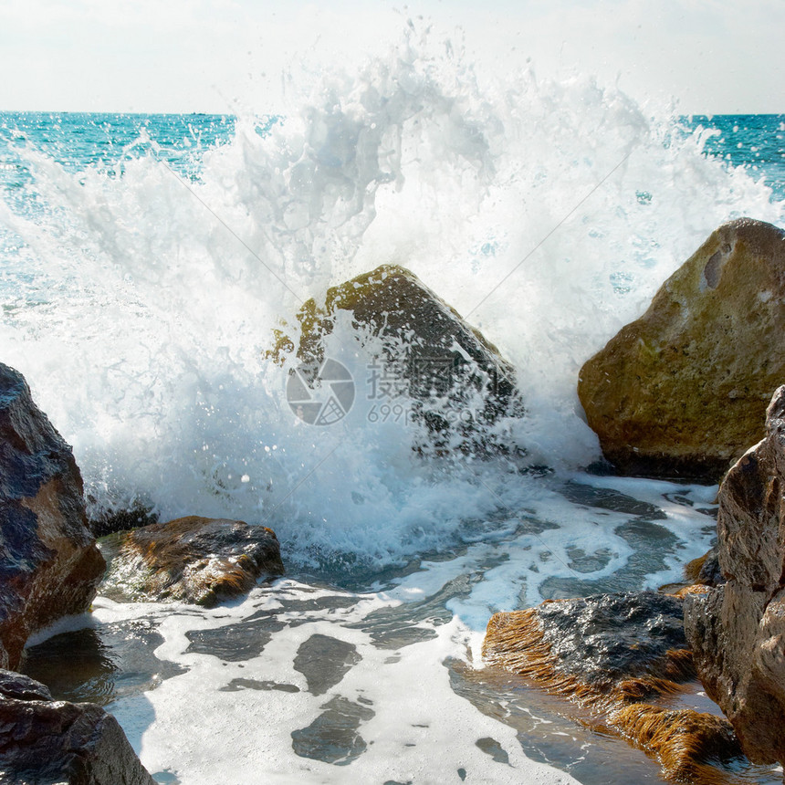 大海巨浪飞溅在石头上图片