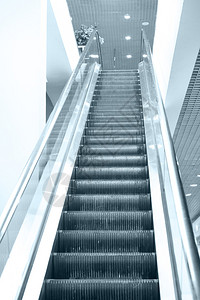 空的自动扶梯踏上机场的楼梯图片