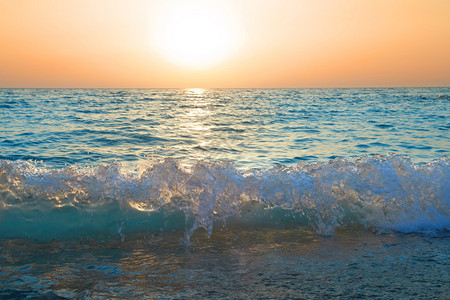 海上落日大太阳和海浪图片