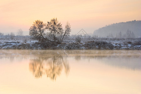 在河的冬天日出图片