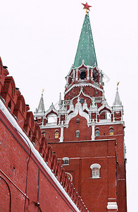 莫斯科雪红克里姆林宫墙和特洛伊茨卡塔Troitskaya图片