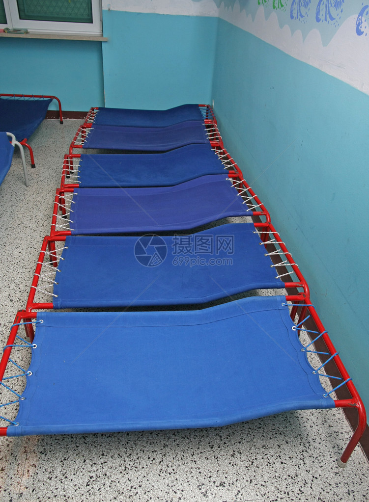 蓝营和小睡在儿童幼儿园宿舍的蓝营图片