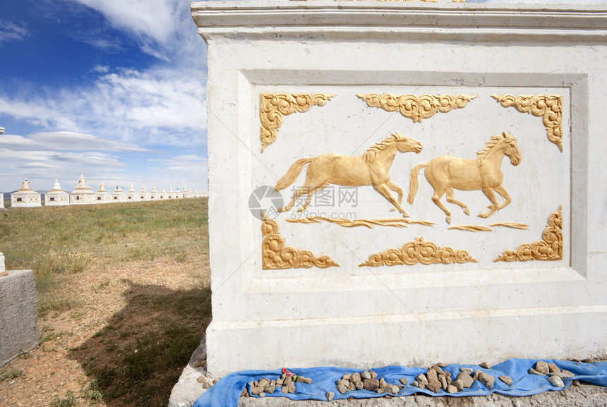 蒙古马戈壁滩纪念碑图片