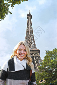 巴黎的秋天埃菲尔铁塔背景上的女孩图片