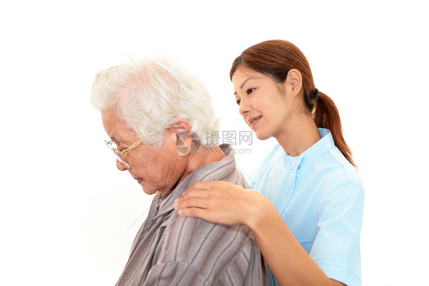友好的护士照顾一名年长妇女图片