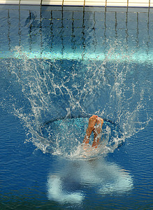 在潜水比赛中冲入水中的游泳池Swe图片