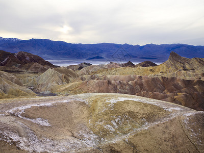 谷的彩色岩石沉积山顶图片