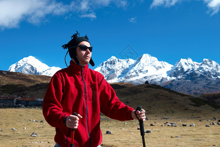 喜马拉雅山路上的徒步旅行者与山景图片